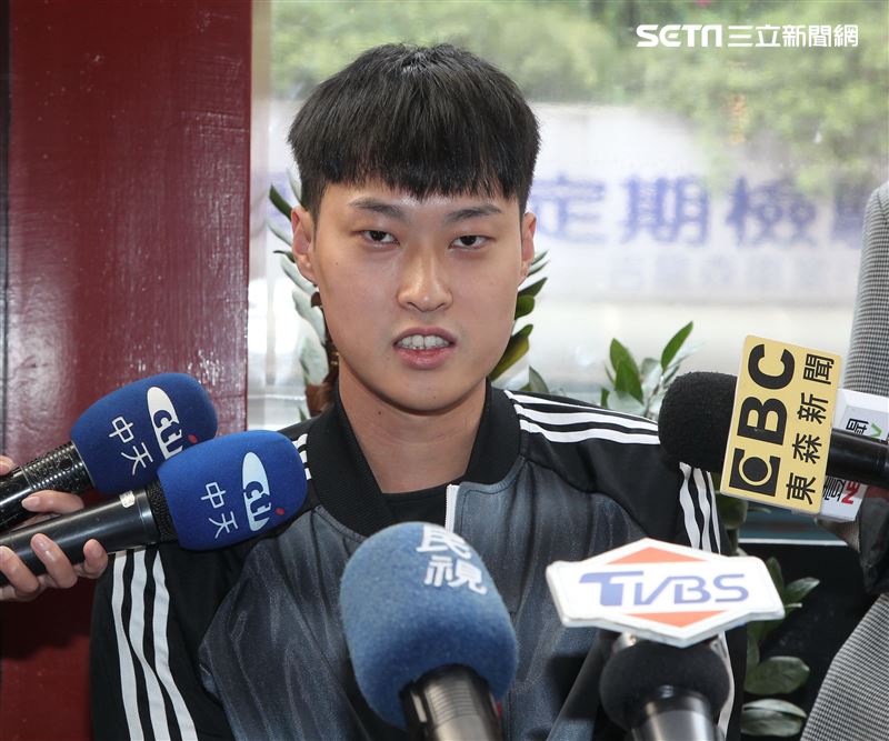 賴昱澂聽「嬤孫戀」覺得：「蠻好笑，蠻『鏘』的。（記者邱榮吉/攝影）