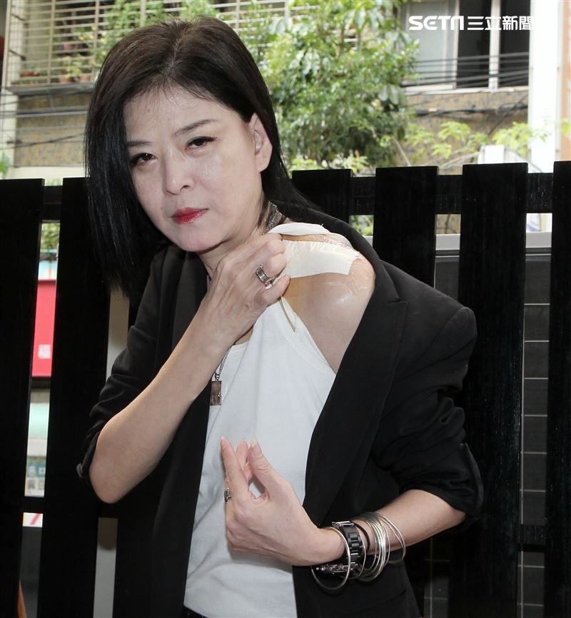 孫筱渥在店裡摔倒肩骨開刀並出示醫院證明。（記者邱榮吉/攝影）