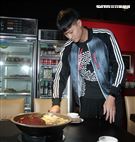 賴昱澂聽「嬤孫戀」覺得：「蠻好笑，蠻『鏘』的。（記者邱榮吉/攝影）