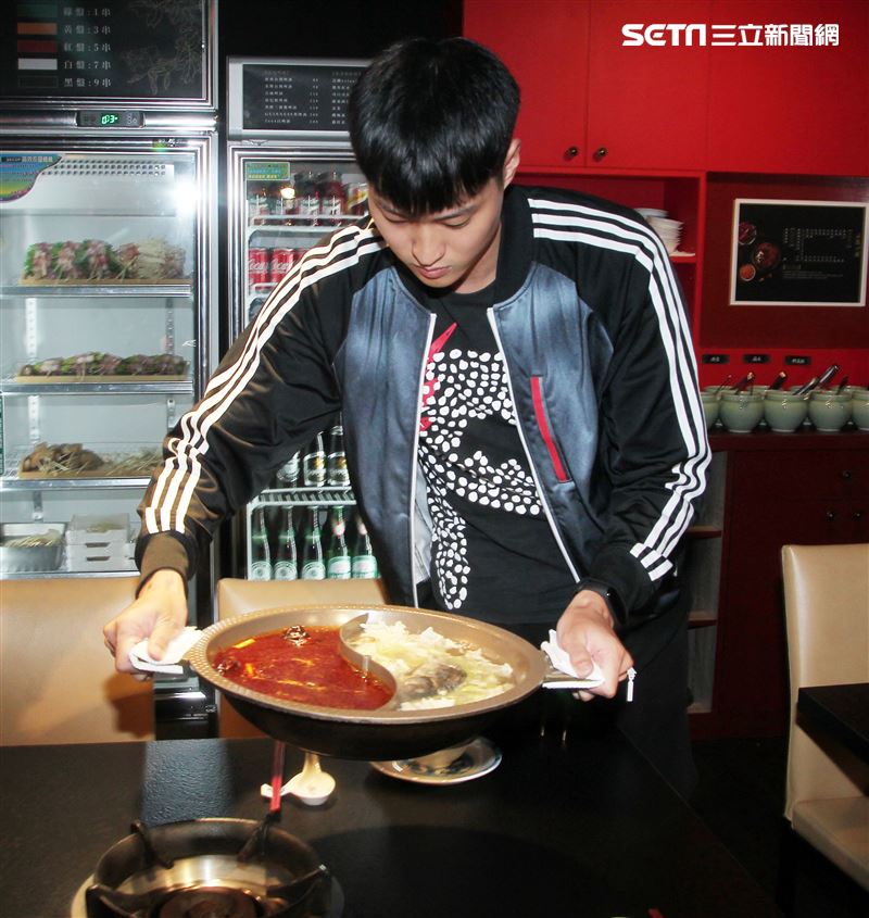 賴昱澂聽「嬤孫戀」覺得：「蠻好笑，蠻『鏘』的。（記者邱榮吉/攝影）