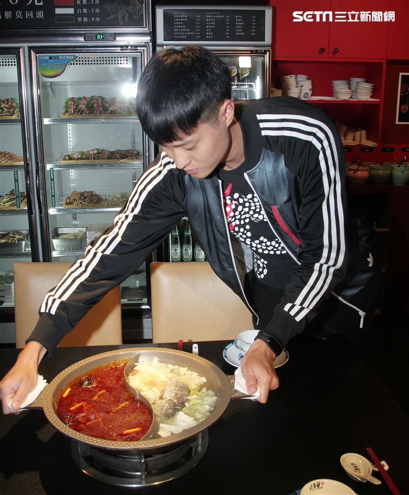 賴昱澂聽「嬤孫戀」覺得：「蠻好笑，蠻『鏘』的。（記者邱榮吉/攝影）