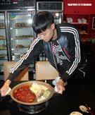 賴昱澂聽「嬤孫戀」覺得：「蠻好笑，蠻『鏘』的。（記者邱榮吉/攝影）