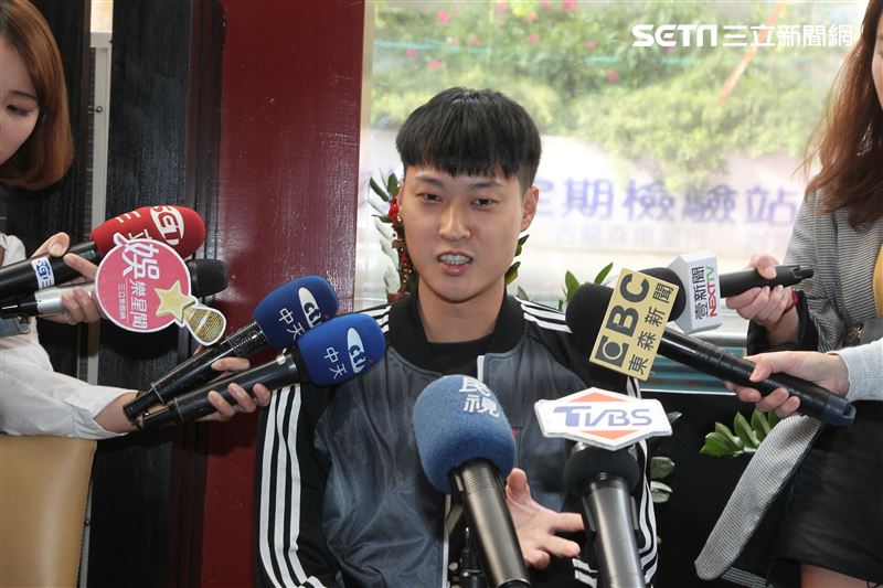 賴昱澂聽「嬤孫戀」覺得：「蠻好笑，蠻『鏘』的。（記者邱榮吉/攝影）