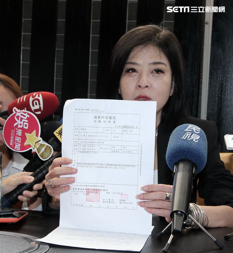 麻辣火鍋店老闆娘孫筱渥與賴昱澂共同出面召開記者會，針對周刊「嬤孫戀」不實報導做出澄清。（記者邱榮吉/攝影）