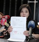 麻辣火鍋店老闆娘孫筱渥與賴昱澂共同出面召開記者會，針對周刊「嬤孫戀」不實報導做出澄清。（記者邱榮吉/攝影）