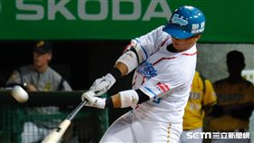 桃猿廖健富開轟。（圖／記者林聖凱攝影）