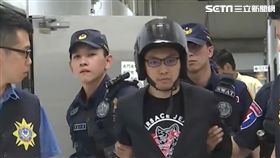 連千毅進入高雄地檢署，安全帽遮光罩拉下，遮住無神雙眼，不斷對媒體說「謝謝關心」。（圖／翻攝畫面）