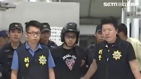 連千毅進入高雄地檢署，安全帽遮光罩拉下，遮住無神雙眼，不斷對媒體說「謝謝關心」。（圖／翻攝畫面）