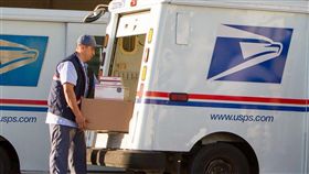 
白宮貿易顧問納瓦洛曾投書媒體指責，中國利用萬國郵政聯盟的優惠條件，扭曲全球電子商務，按照納瓦洛說法，美國業者留在本土製造的真品藉由美國國內郵政的運輸價格，比中國寄來美國的仿冒品郵費要貴。圖為美國郵政管理局人員配送包裹。（圖取自facebook.com/USPS）
