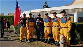 台中市消防局領犬員李俊昇（右）與搜救犬「鐵雄」到法國參賽，雖然這次成績不突出，但見識到國外場地設計及訓練方式，也是收穫。（台中市消防局提供）中央社記者曾依璇巴黎傳真 108年9月23日