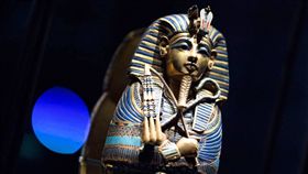 在法國巴黎舉辦的埃及法老圖坦卡門特展中，展出150多件出自圖坦卡門陵墓的文物，其中有60件都是第一次踏出埃及國土。（圖取自facebook.com/ExpoToutankhamonParis）