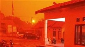 空汙太嚴重！「血色天空」籠罩印尼　居民嚇：分不清日夜（圖／翻攝自推特）