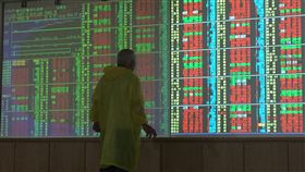 台股開高走高（1）台北股市16日開高走高，收盤漲93.76點，為10420.89點，漲幅0.91%，成交金額新台幣1188.77億元。中央社記者董俊志攝　108年8月16日