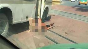 隨機殺人血染公車！男失控狂砍8人重傷　母子倒臥血泊
圖翻攝自華商報