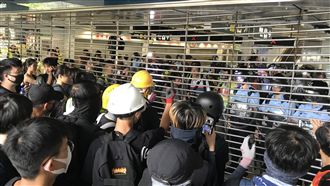 港鐵遭示威者破壞 今早服務恢復正常