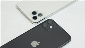 iPhone 11搭雙鏡頭或3鏡頭iPhone 11系列新機20日開賣，圖為搭載雙鏡頭的黑色iPhone 11、配備3鏡頭的銀色iPhone 11 Pro Max。中央社記者吳家豪攝　108年9月20日