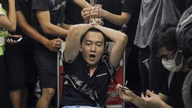 環球時報記者付國豪（前中）8月13日在香港機場遭反送中示威者綑綁、毆打。（檔案照片／美聯社）