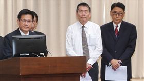 針對私菸案後續調查，時代力量立委黃國昌23日再提出多點質疑，包括總統專機上購買免稅菸品，至今仍有138條買主不明。財政部長蘇建榮（中）回應，將循刷卡紀錄追查，於本週完成調查。左為總統府副秘書長施克和，右為國安局長邱國正。中央社記者裴禛攝　108年9月23日