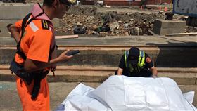 桃園竹圍漁港船隻翻覆　失蹤移工遺體尋獲（2）桃園市政府消防局23日上午在竹圍漁港附近消波塊發現22日落海失蹤的外籍移工遺體，消防人員將遺體運送上岸進行後續處理。（桃園市政府消防局提供）中央社記者吳睿騏桃園傳真　108年9月23日