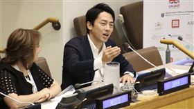 日本環境大臣小泉進次郎（右）訪問美國紐約，宣傳日本減碳對策。（共同社提供）