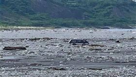 台東警分局員警日前獲報，卑南溪河床有民眾疑似拾取河床上的滯留木，隨即到場察看，發現河床遠處有一輛廂型車正在搬動滯留木，上前攔查經林務局人員鑑定後，證實木材為極為貴重的櫸木。（台東縣警局提供）中央社記者李先鳳傳真　108年9月23日