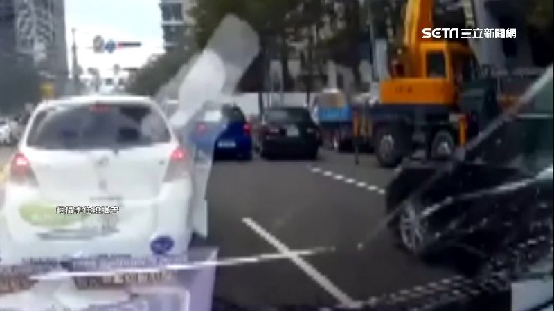 天外飛來一瓶水！秒砸毀新車擋風玻璃
