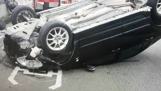 巴士打燈恐怖偏移路徑！車主急閃撞翻