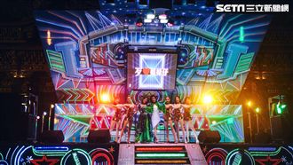 女歌手跳電子花車　超高半屏山飄台味