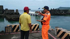 墾丁一艘觀光半潛艇娛樂船23日上午在港嘴外左側約100公尺觸礁沉沒，海巡人員獲報前往協助，船上2名船員自行游泳上岸，經檢查船員均無受傷，目前船體並無漏油情形。（海巡署南區分署提供）中央社傳真 108年9月23日