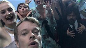 「冰與火之歌：權力遊戲」主要演員22日在第71屆艾美獎重聚並自拍，讓網友欣喜若狂。（圖取自阿爾菲艾倫IG網頁instagram.com/alfieeallen）