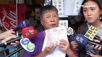 三峽攤商遭檢舉　騎樓擺攤收近千罰單