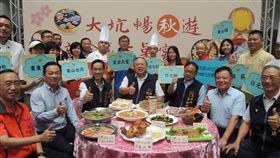 台中市政府為推廣大坑在地美食，將推出「大坑暢秋遊－新食感百桌宴」活動，23日結合大坑商圈店家在市府舉辦宣傳活動，各店家主廚端出利用大坑農特產食材製作而成的特色佳餚。中央社記者郝雪卿攝　108年9月23日