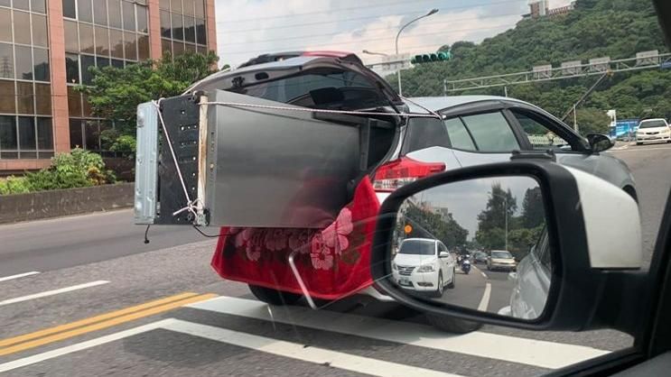 車尾塞這台！他看傻　網喊母湯：毀了