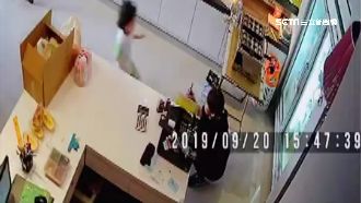 放學回家太開心！女童愛的抱抱撞飛媽