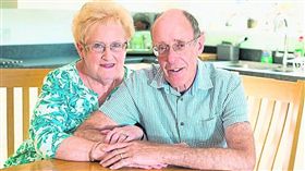 網戀,詐騙,英國,債務,忽略,醒悟,後悔,崩潰,結婚,生活,高齡,感情　圖／翻攝自臉書