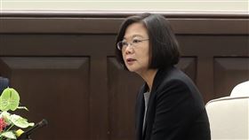 總統：中國斷台邦交國  台灣絕不低頭總統蔡英文（圖）23日在總統府接見法國國民議會友台小組主席塞沙里尼（Jean-Francois Cesarini）訪問團時表示，中國接連利用斷台灣邦交國的方式，希望台灣屈服，但台灣絕對不會低頭，會持續努力走向世界。中央社記者鄭傑文攝　108年9月23日