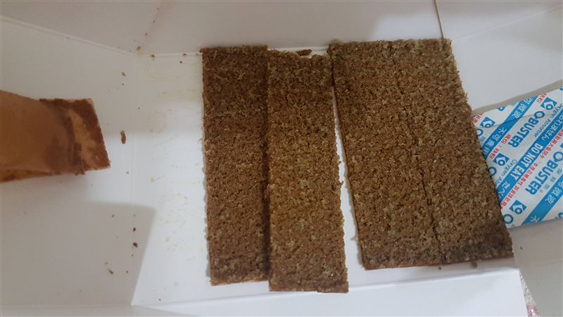 吃蜂蜜蛋糕「糕皮」黏底　網一招秒解
