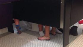 廁所,四腳獸,姿勢,透視圖,章魚歌,Reddit,襪子,愛愛,啪啪,六腳獸　圖／翻攝自Reddit