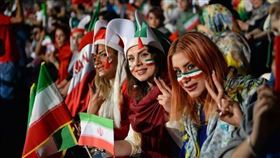伊朗一名女足球迷扮男裝試圖闖關足球場看球賽，被逮捕後自殺身亡，引發網路一片罵聲，國際足球總會要求伊朗當局讓女性自由進出足球場。圖為2018年6月伊朗女性曾獲准在德黑蘭自由體育場內觀看世足賽直播。（安納杜魯新聞社提供）