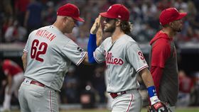 ▲哈波（Bryce Harper）右外野傳本壘刺觸殺前隊友。（圖／美聯社／達志影像）