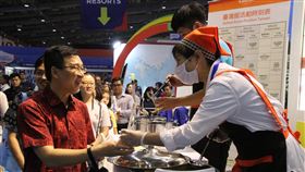 交通部觀光局參加印尼旅展中華民國交通部觀光局參加印尼最大秋季旅展，圖為參展業者22日提供免費檸檬愛玉冰飲，吸引民眾大排長龍。中央社記者石秀娟雅加達攝　108年9月23日