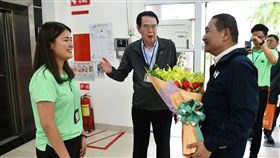 侯友宜造訪儒鴻企業越南成衣廠新北市長侯友宜（右）23日由儒鴻企業董事長洪鎮海（中）陪同，參觀越南同奈省的仁澤成衣廠，台灣新住民第二代廠長Rita（左）獻花歡迎。（新北市政府新聞局提供）中央社河內傳真　108年9月23日