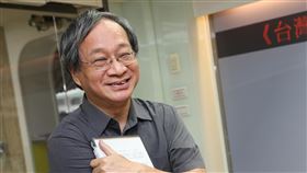 小野談已故前中影總經理明驥作家小野（圖）29日在台北出席「台灣新電影推手—明驥」新書發表會時提到，已故前中影總經理明驥很活潑也很有創意，當年曾提出2個企劃，一個是講國中三年級生、另一個是女人四十一枝花，在當時觀念都很新。中央社記者謝佳璋攝　107年8月29日