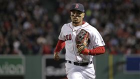 ▲貝茲（Mookie Betts）右外野警戒區直送三壘。（圖／美聯社／達志影像）
