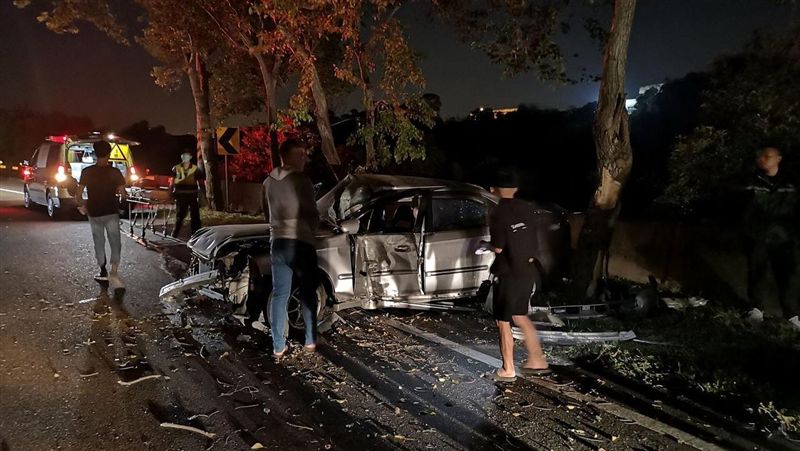 139縣道轎車撞路樹　2男拋落邊坡
