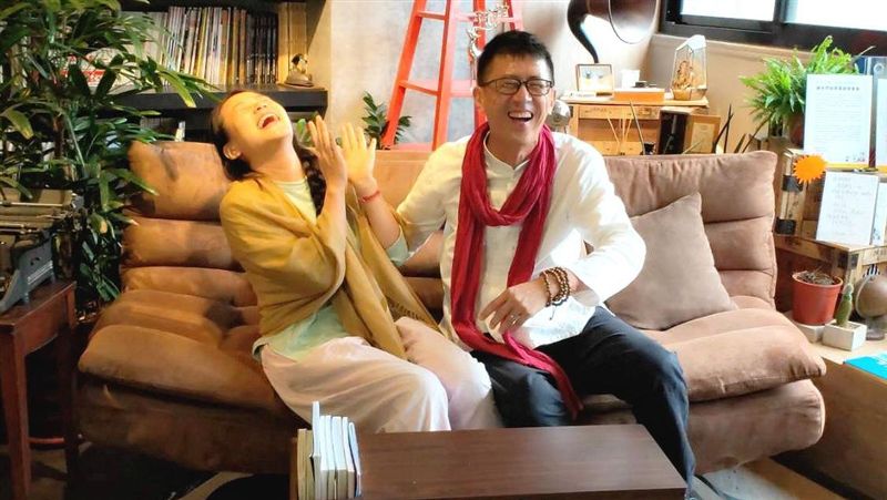 優客李林「李驥」突下跪　老婆羞摸腿