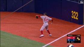 ▲貝茲（Mookie Betts）右外野警戒區直送三壘。（圖／翻攝自MLB官網）