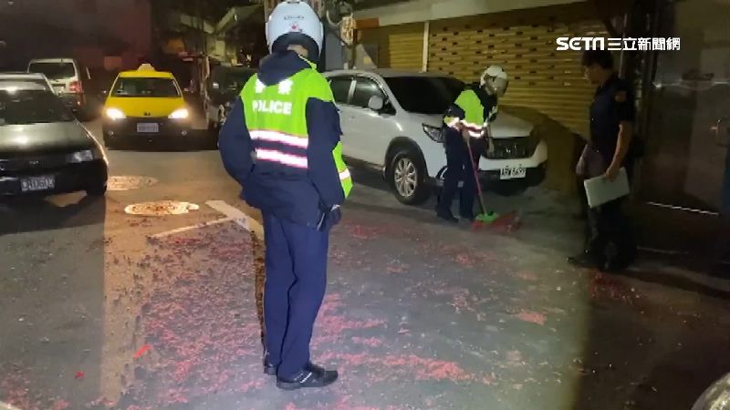 民眾嚇醒！50名飆仔持棍刀放鞭炮