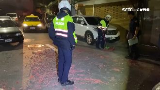 民眾嚇醒！50名飆仔持棍刀放鞭炮