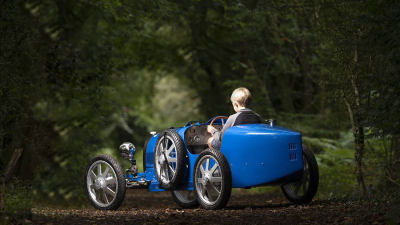 車身以3D列印打造，搭配真皮座椅、木製方向盤與鋁合金儀錶板。（圖／翻攝自Bugatti官網）